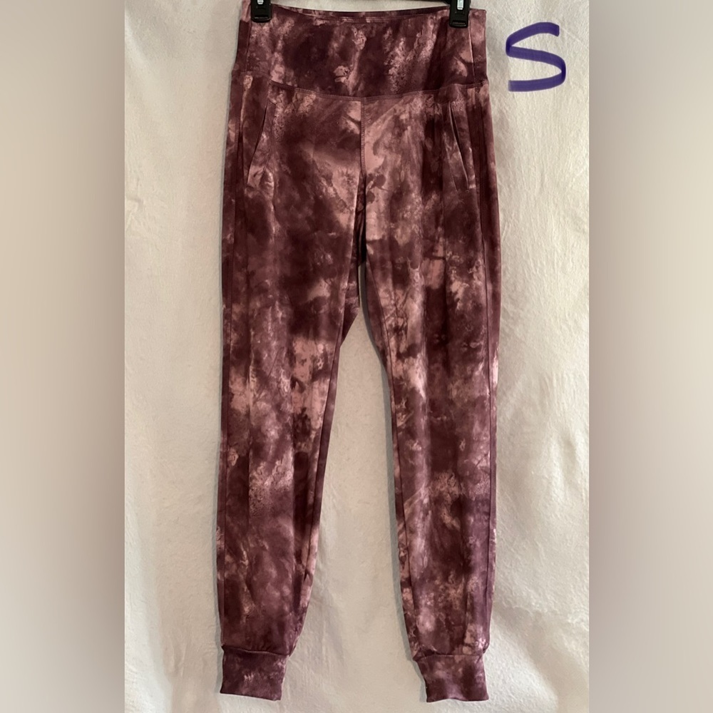 BURGUNDY LEGGINGS